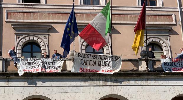 Roma, protesta degli ambulanti. Scontro assessore-commissione: «Stop alla delibera delle rotazioni»