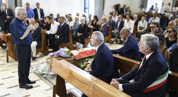Saluto romano ai funerali dell'ex governatore Rastrelli, la condanna del Comune di Napoli: «Gesto deplorevole»