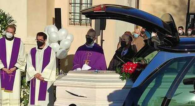 Lorenzo morto durante lo stage: gli amici scortano in moto il feretro durante il funerale
