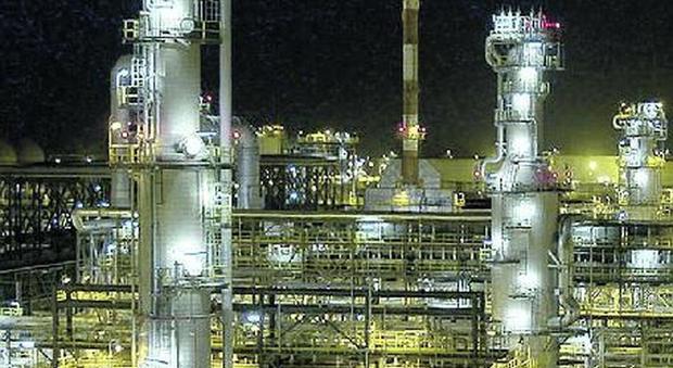 Eni socio degli Emirati nelle super raffinerie: accordo da 3,3 miliardi