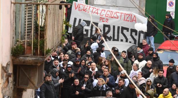 Minorenne ucciso a Napoli, la polizia blocca il corteo funebre di Ugo Russo a piazza Carità