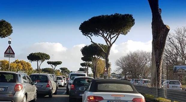 Roma, scontro tra auto sulla Colombo: gravi mamma e figlio di 13 anni