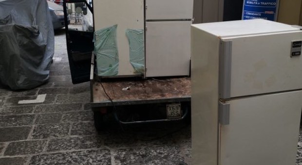 Sorpreso a gettare frigoriferi rotti, denunciato commerciante incivile nel napoletano