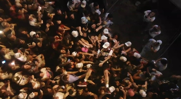Clementino, bagno di folla nello show per Cultura a Chilometro Zero