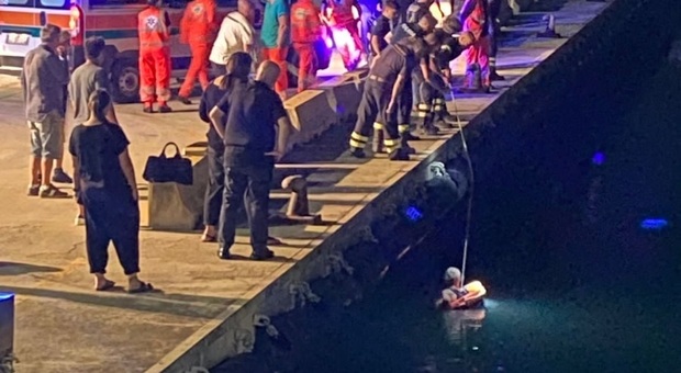 Barcolla e precipita nelle acque del porto di Civitanova: 45enne ubriaco salvato da Capitaneria e Vigili de fuoco