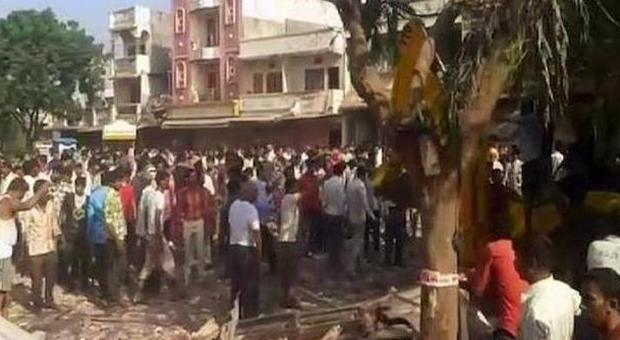 India, forte esplosione in un ristorante: almeno 90 morti e 150 feriti. L'intero edificio ridotto in macerie