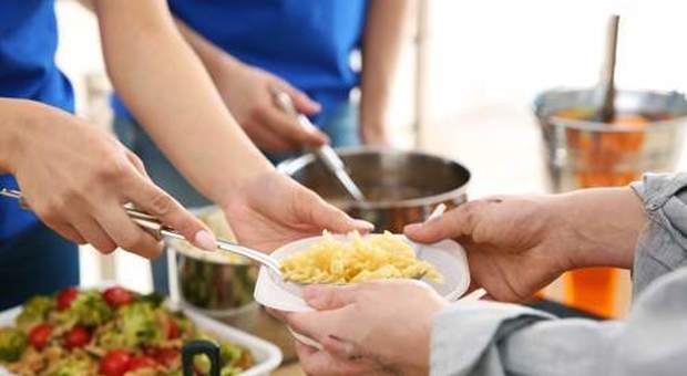 Narni: duecento famiglie ricevono a casa il cibo "sotto scadenza" dei supermarket e ristoranti.