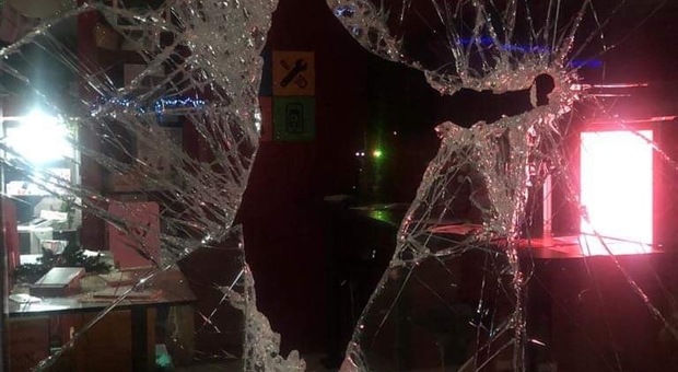 Raid dei ladri nel negozio di telefonia, devastata la vetrina in corso Matteotti