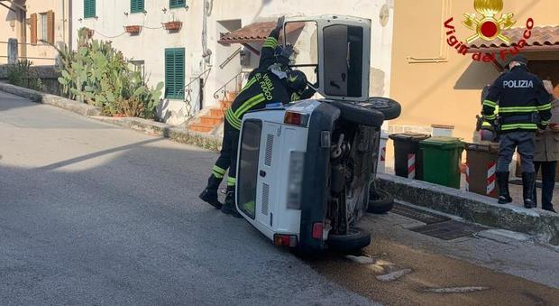 Ancona, perde il controllo dell'auto, cappotta e si schianta contro un muretto: una donna all'ospedale