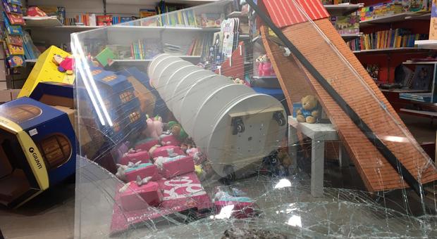 Napoli, devastata la libreria dei giovani a via Duomo: giocattoli e libri rotti