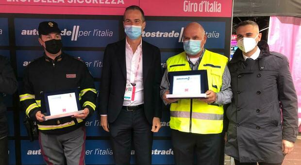 Gianantonio Faoro di Arsè (con il giubbino giallo): il dipendente-eroe di Autostrade