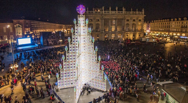 La Scala, Roma e ora Lecce: 19 metri di luci e colori Ecco l’albero di “Mariano”