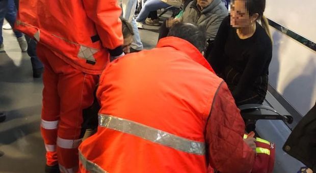 Napoli: donna ferita sulle scale mobili, caos e ritardi per il metrò linea 2