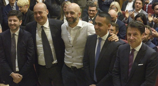 Umbria, elezioni: Conte, Di Maio e Zingaretti insieme. Il premier: «La manovra è redistributiva»