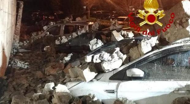 Muro di 40 metri crolla nella notte e travolge otto auto parcheggiate FOTO