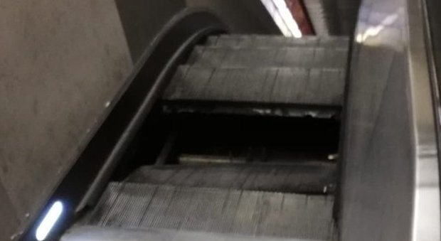 Roma, guasto alla scala mobile alla stazione metro Furio Camillo: si è rotto un gradino FOTO