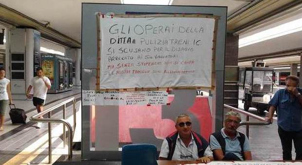 Pulizie treni, dipendenti senza stipendio: protesta alla stazione centrale