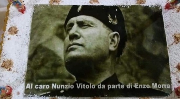 Festa con la torta di Mussolini a Napoli, la municipalità risponde con una cerimonia antifascista: «La Shoah è un orrore»