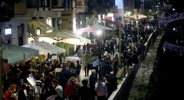 Milano, feste private e cene nei ristoranti nell'ultimo weekend pre-lockdown: decine di segnalazioni, 130 multe