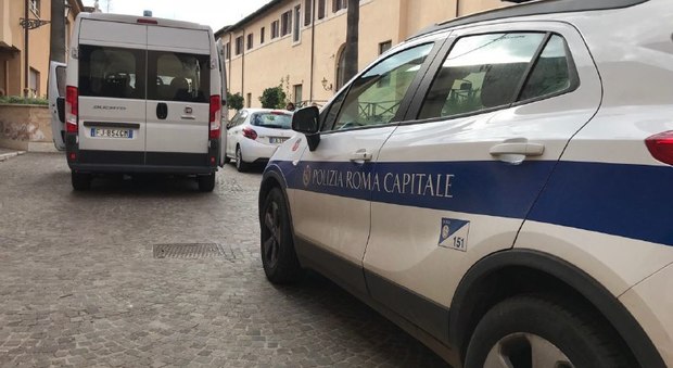 Roma, Torre Gaia, picchia la moglie davanti al figlio minorenne: arrestato dai vigili urbani