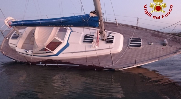 L'imbarcazione incagliata al largo di Lignano