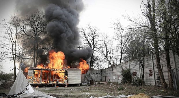 Chiude il campo rom di via Idro: i nomadi bruciano tutto per vendetta