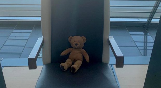 Un orsetto di peluche viene dimenticato all'aeroporto, la piccola proprietaria ritrovata dopo l'appello sui social: «Il tuo piccolo amico ti aspetta»