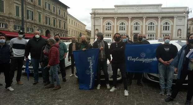 La protesta dei tassisti in piazza del Popolo a Pesaro
