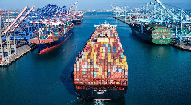 Shanghai, il lockdown ferma fabbriche in Usa e Ue: 400 navi cargo in attesa al porto