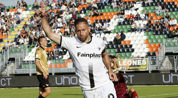 Federico Dionisi esulta per il gol, siglato a Venezia (foto LaPresse)