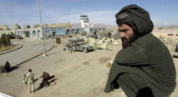 Afghanistan, attacco all'aeroporto di Kandahar: 27 morti, presi ostaggi