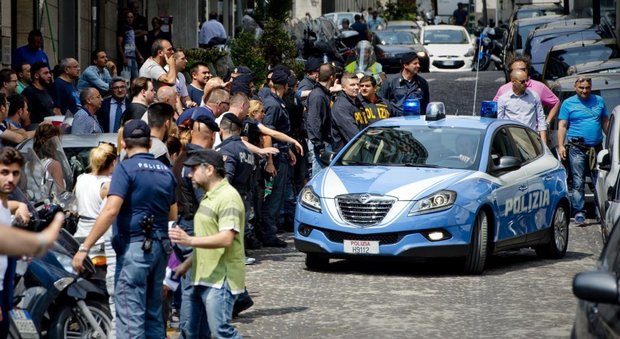 Napoli, quattro colpi di pistola esplosi in aria durante l'inseguimento