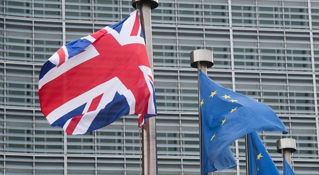 Brexit, è scontro sugli emendamenti. May ha 15 giorni per negoziare accordo con Ue