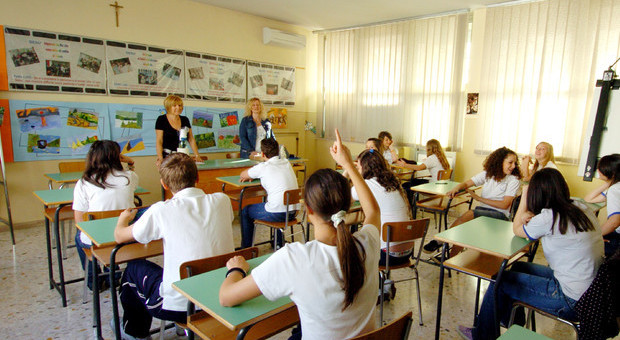 Scuola, professori più «ricchi»: scatta l'aumento di stipendio, ma è solo di 4,74 euro