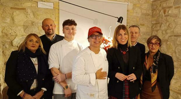 Cingoli, studente in cucina con lo chef stellato: Simone Marini al fianco di Mazzaroni, tre giorni tra i banchi e tre ai fornelli