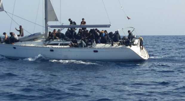 Barca migranti motoveliero