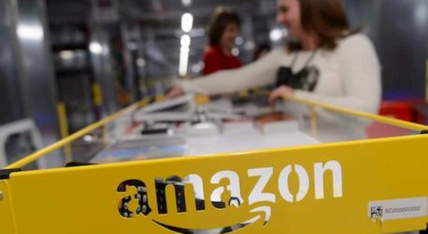 Amazon licenzia 18mila dipendenti: «Economia troppo incerta»
