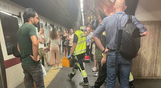 Metro A Roma, ad agosto stop a singhiozzo: si accelera sulla riparazione dei binari. E stamattina stop tra Arco di Travertino e Termini