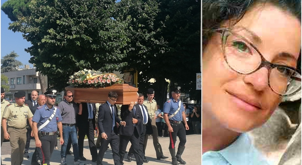 Valeria Sepe morta in auto a 38 anni dopo un malore, picchetto d'onore e lacrime. «Proteggi i tuoi figli da lassù»