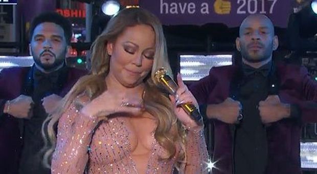 Mariah Carey sbaglia il playback a Times Square e se ne va infuriata