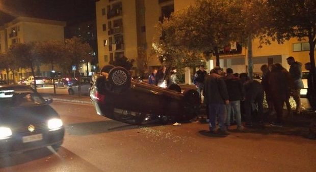 Spettacolare incidente a Battipaglia: auto si ribalta, due feriti