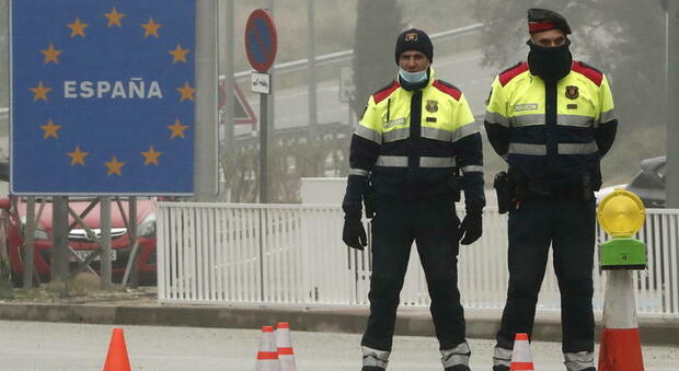 Covid, Spagna prima in Europa per contagi: si tratta per un nuovo lockdown