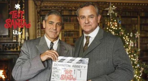 George Clooney sul set di 'Downtown Abbey': lo scatto per lo speciale natalizio
