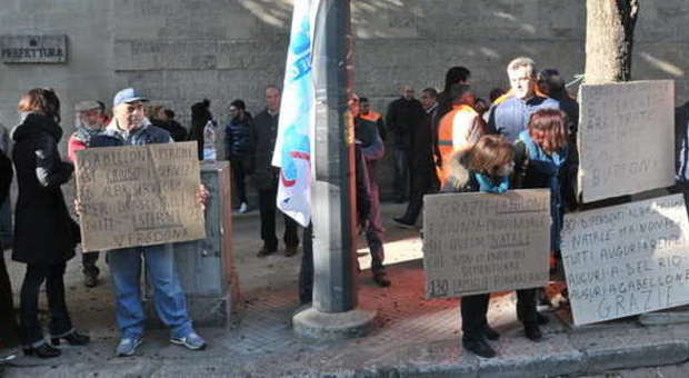 Da 5 mesi senza stipendio: i dipendenti Alba Service protestano in prefettura