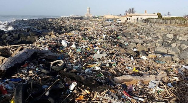Fiumicino, tonnellate di rifiuti portati dal mare