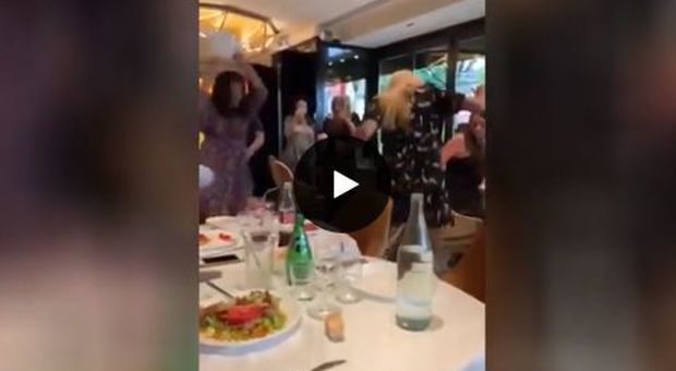 Elisa Tovati, scenata choc della cantante al ristorante. Muccino retwitta il video: «Sembra un mio film»