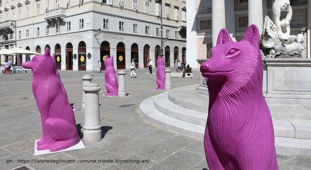 Nella notte degli Europei rubano un lupo di Cracking Art da 3.200 euro: due turisti incastrati dalle telecamere