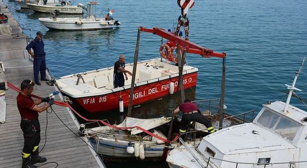 Civitanova, recuperata la barca affondata Vigili del fuoco e Capitaneria in azione