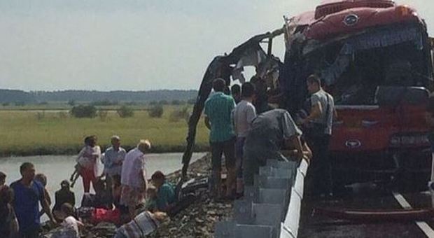 Russia, 16 morti e 60 feriti nello scontro fra due bus in autostrada
