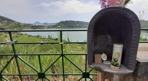 Campi Flegrei, rubata la Madonnina del lago d'Averno
